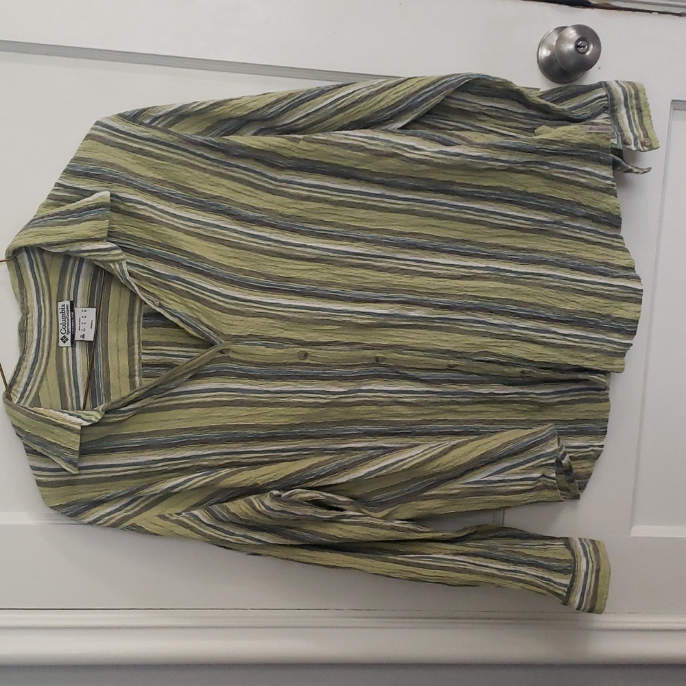 4 button down shirts - Picture 2 of 12